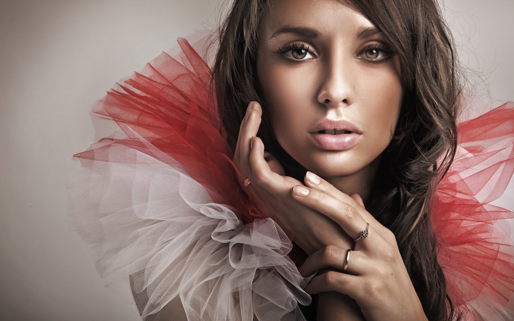 Красивая девушка шатенка с разноцветным воротником