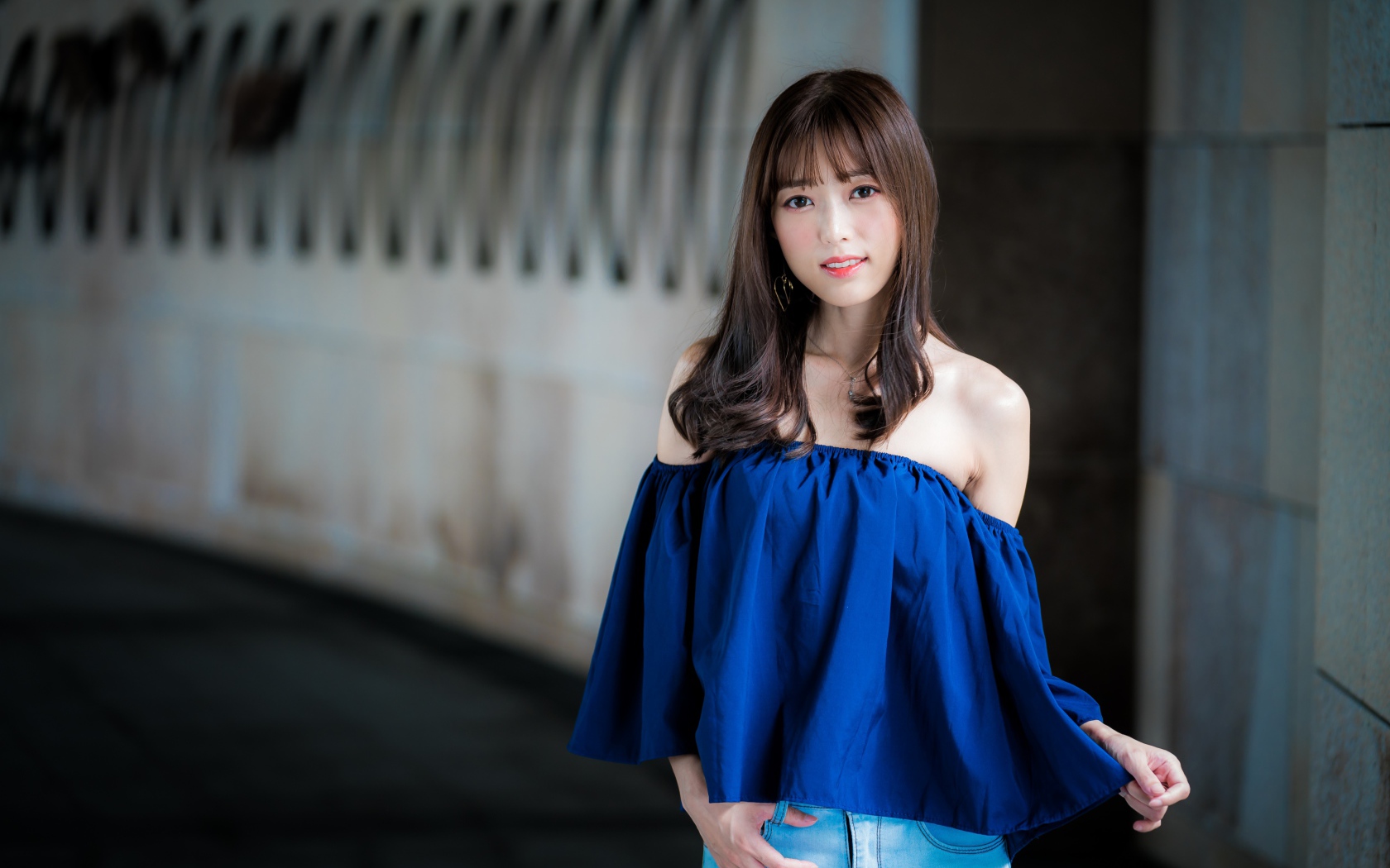 Красивая брюнетка в синем