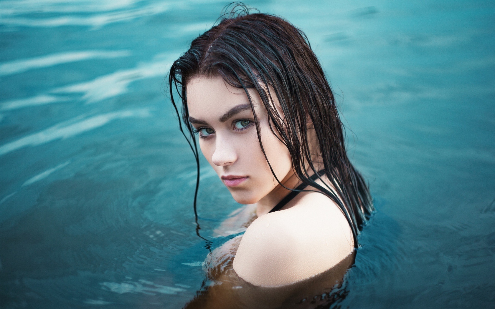 Красивая брюнетка в воде