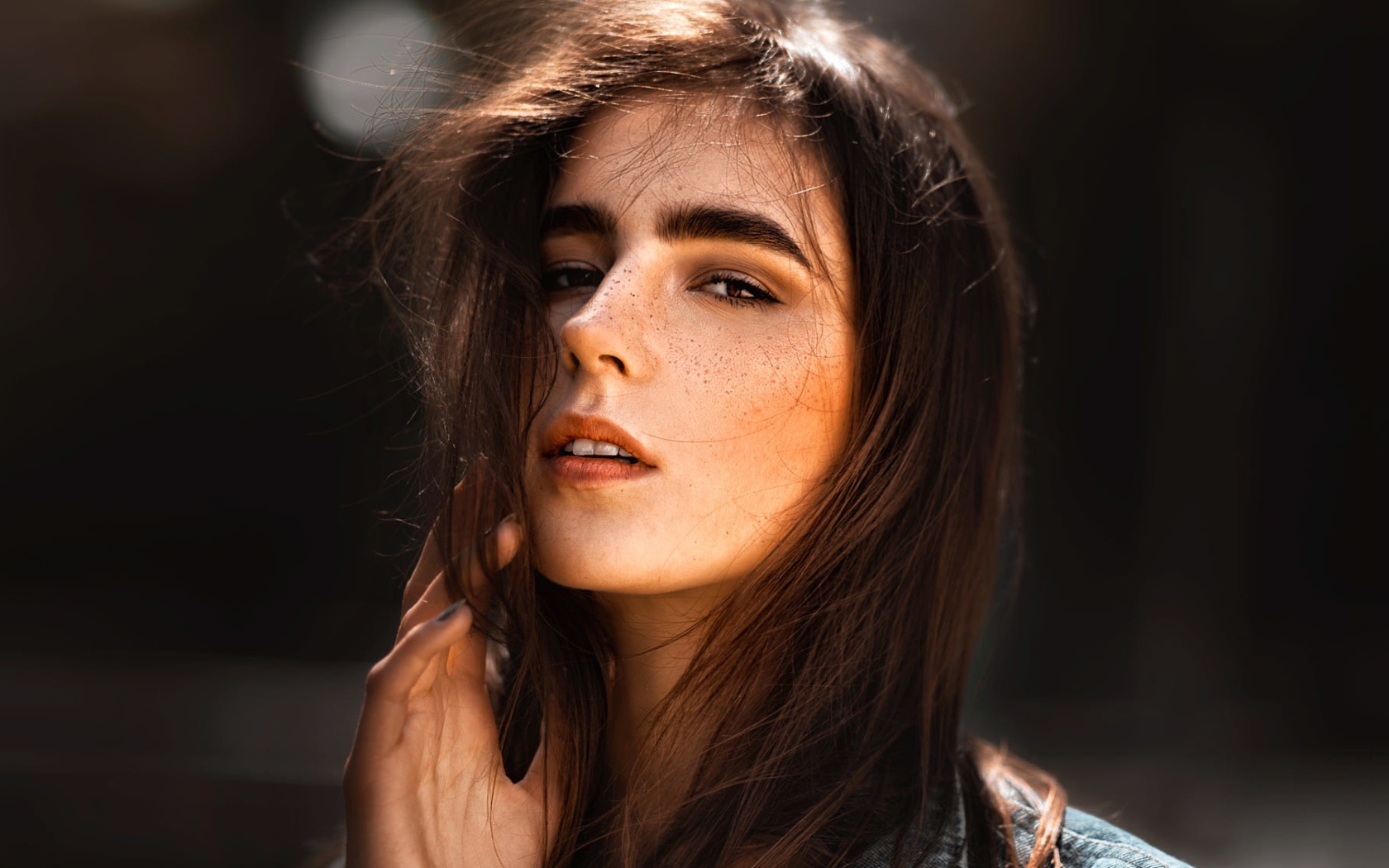 Красивая брюнетка с веснушками на лице