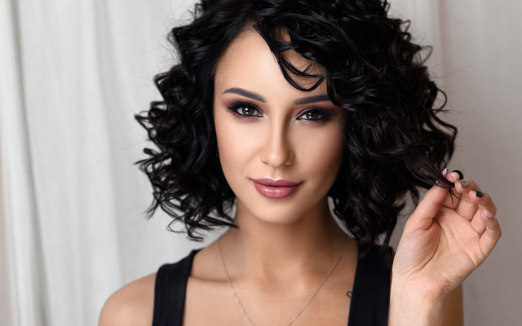 Красивая брюнетка с макияжем