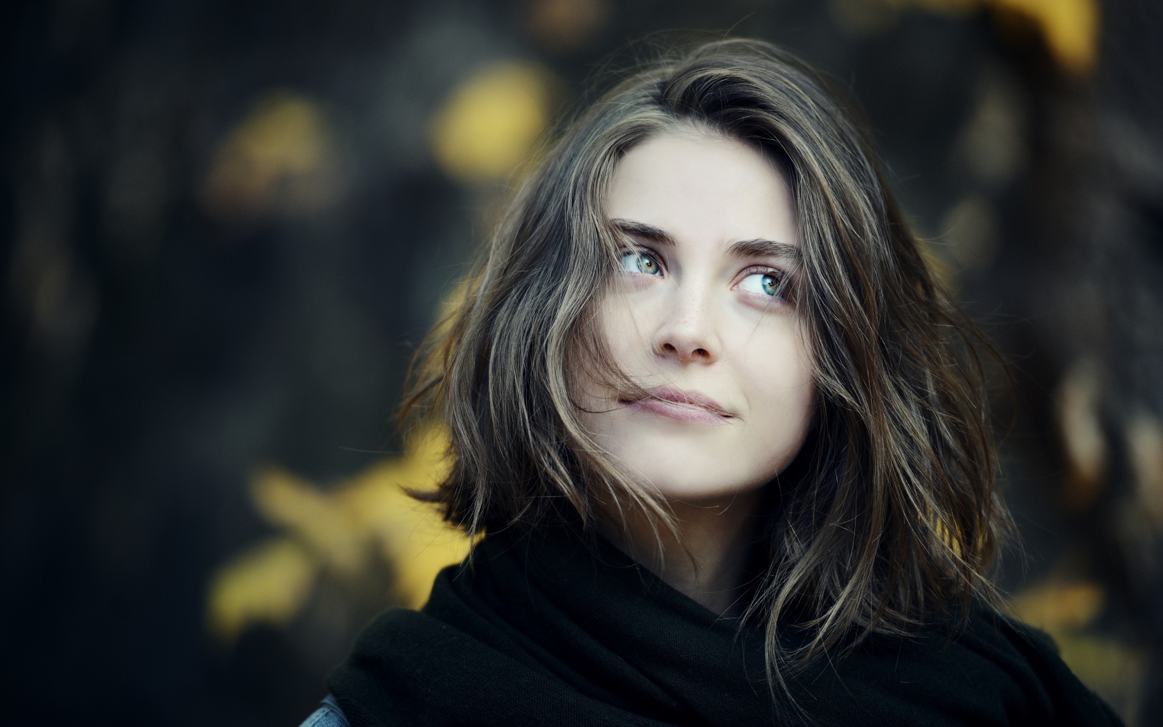 Красивая задуманная брюнетка в черном шарфе