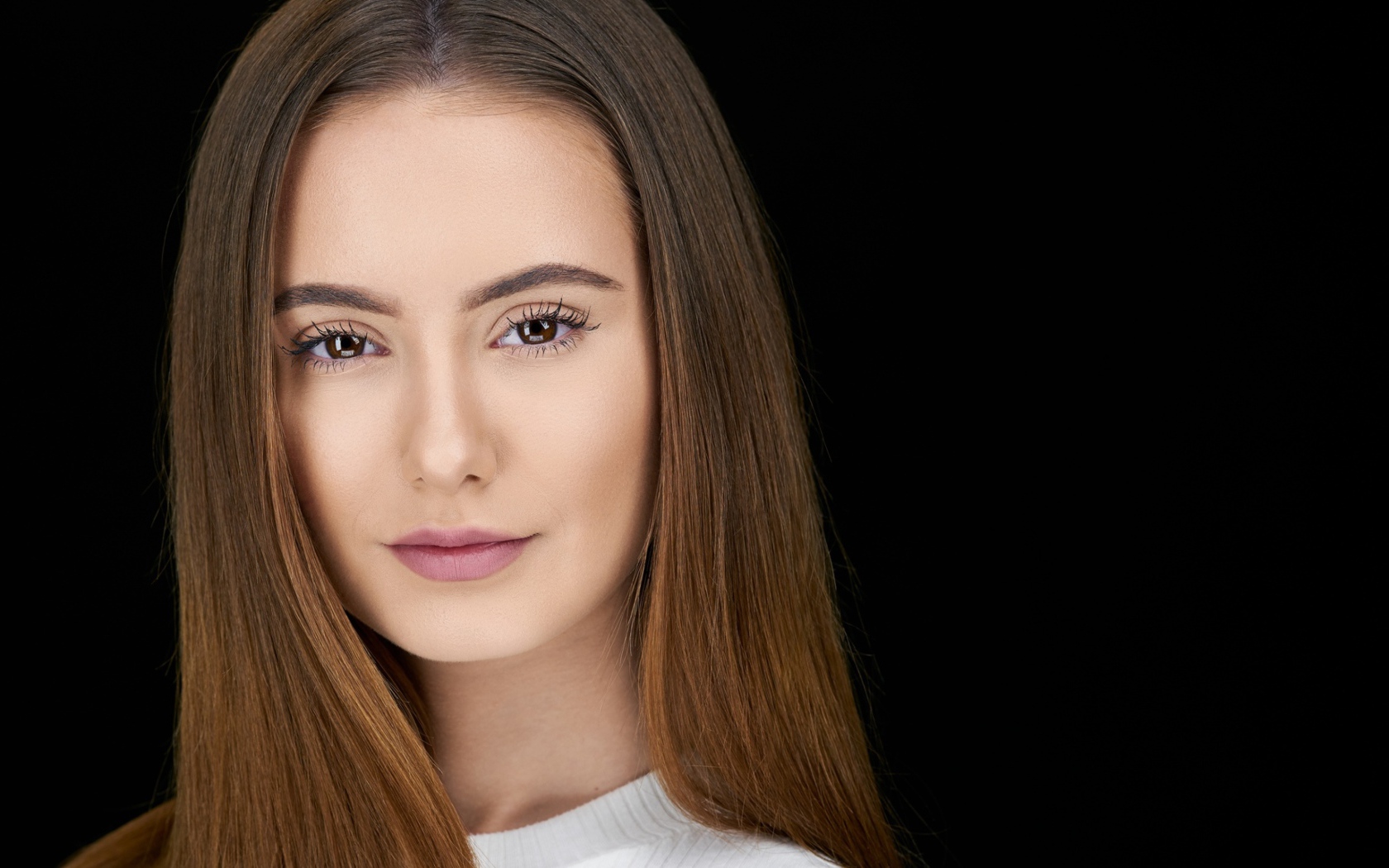 Красивая нежная шатенка на сером фоне