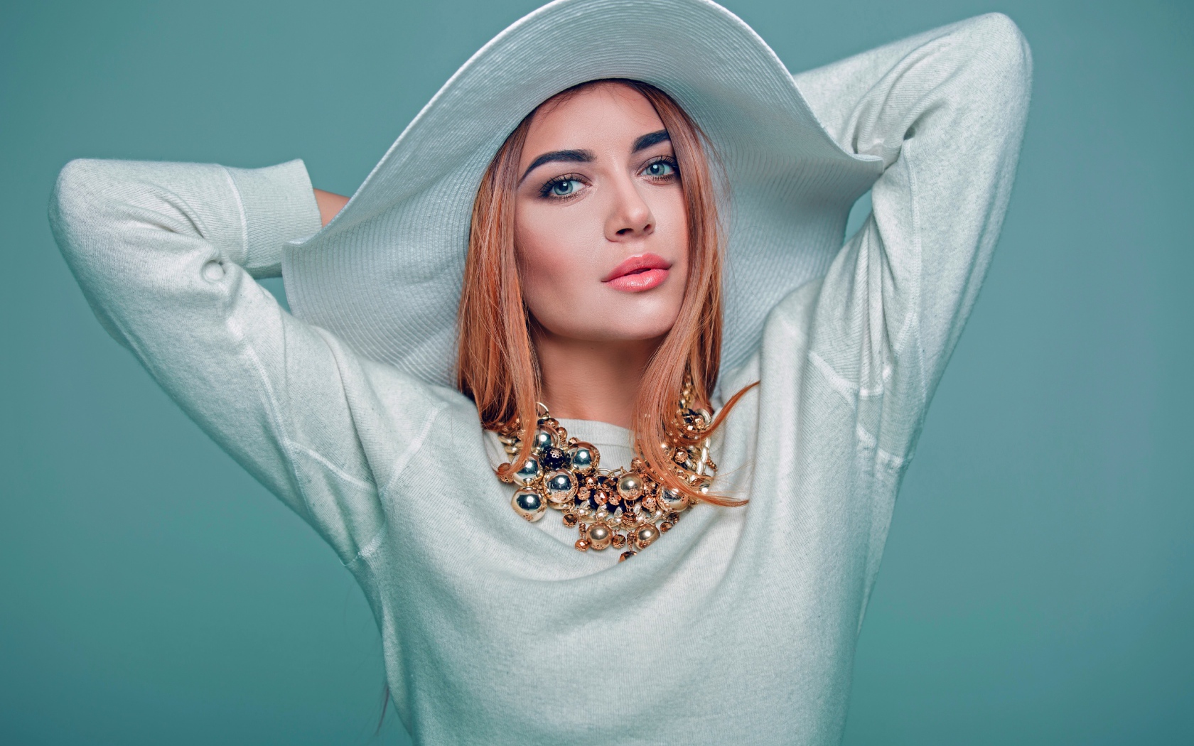 Красивая девушка модель в белом наряде