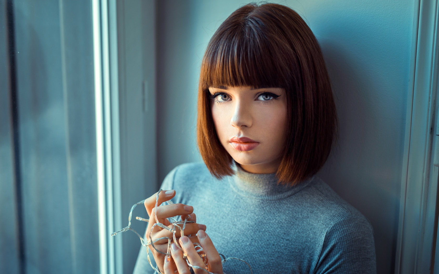 Красивая девушка шатенка с короткой стрижкой 