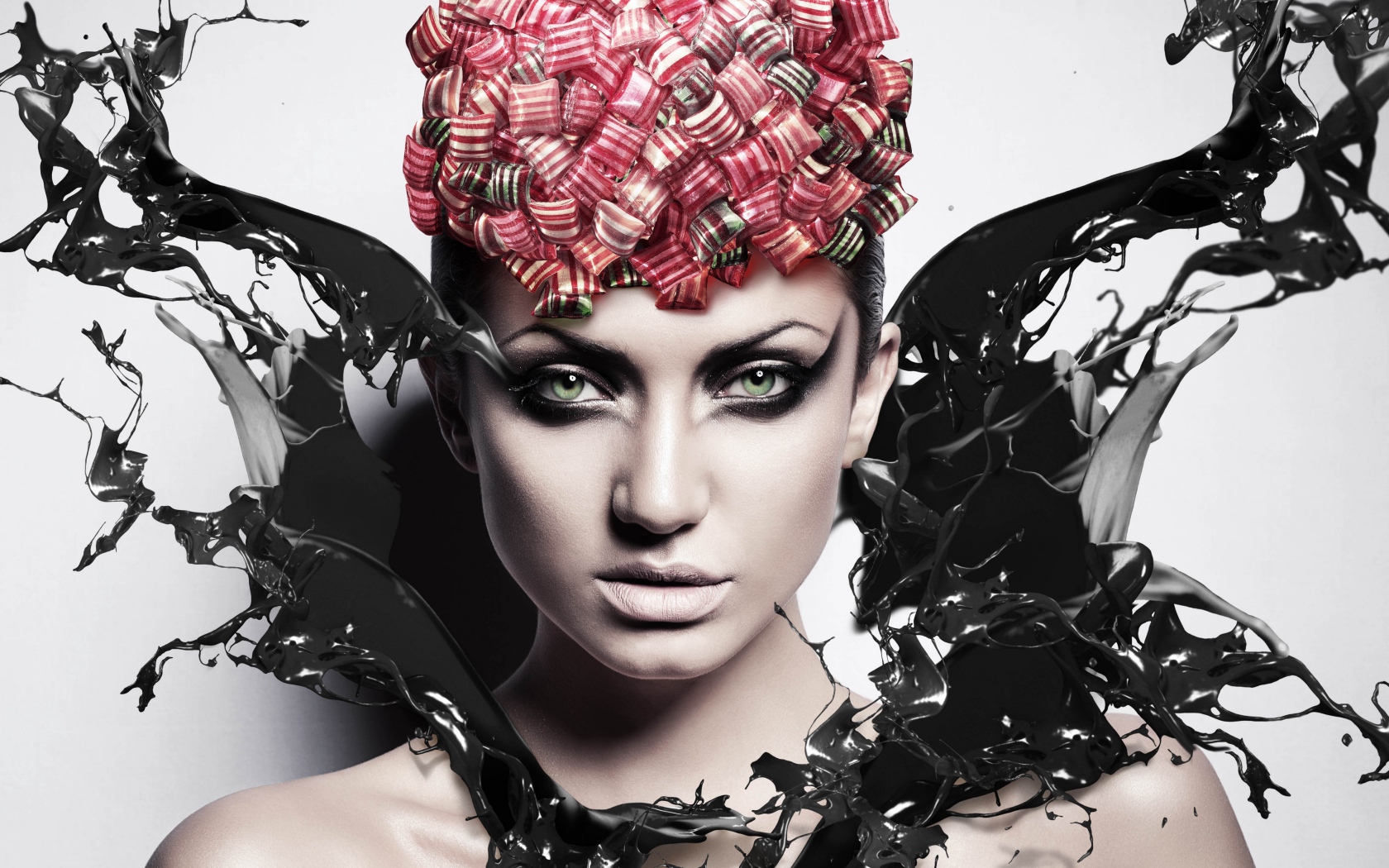 Красивая девушка с макияжем в брызгах черной краски