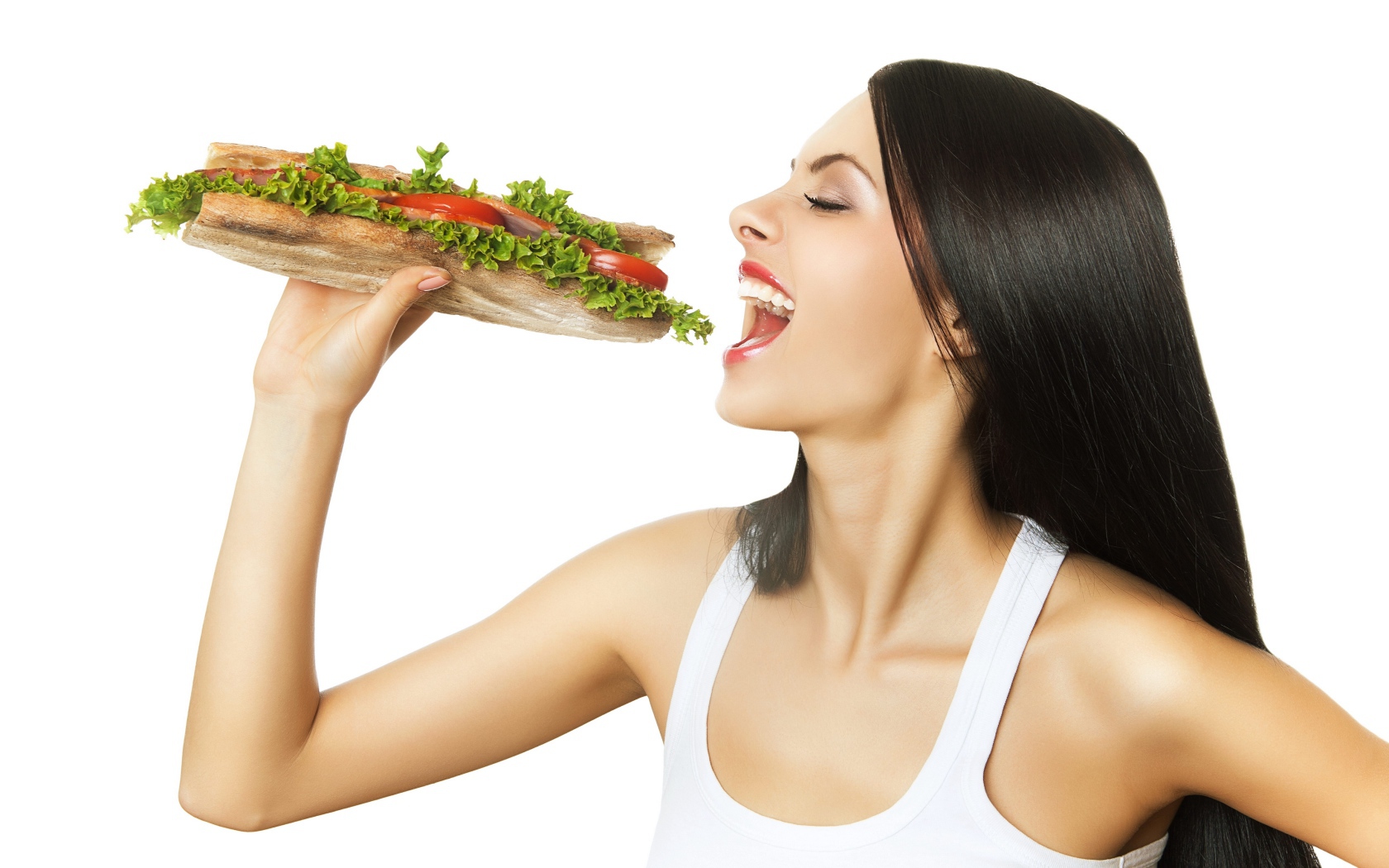 Красивая длинноволосая девушка брюнетка с большим бутербродом 