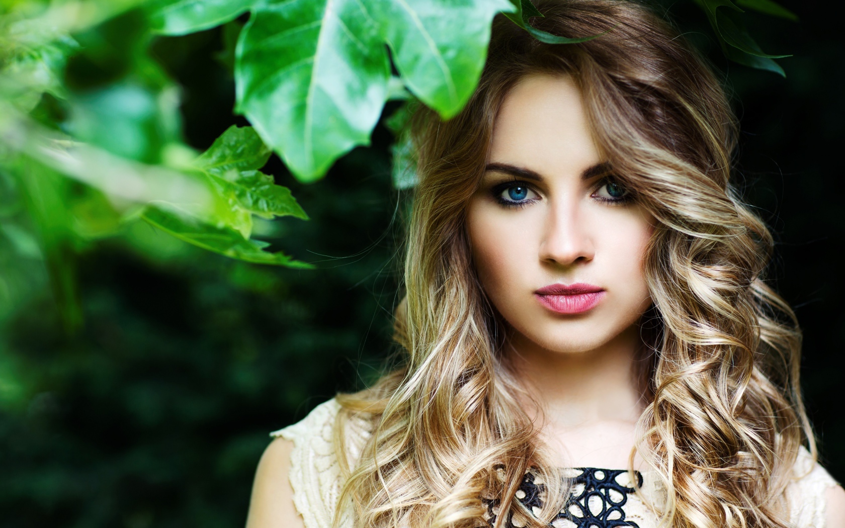 Красивая нежная голубоглазая девушка блондинка