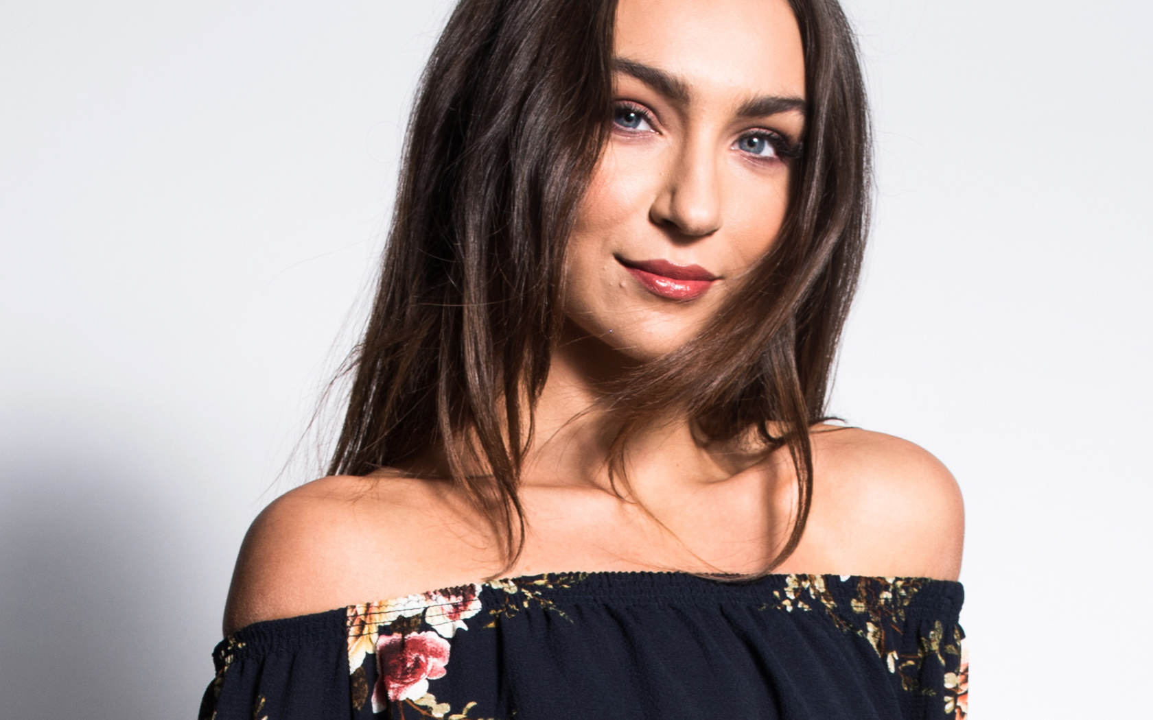 Красивая нежная голубоглазая брюнетка на сером фоне