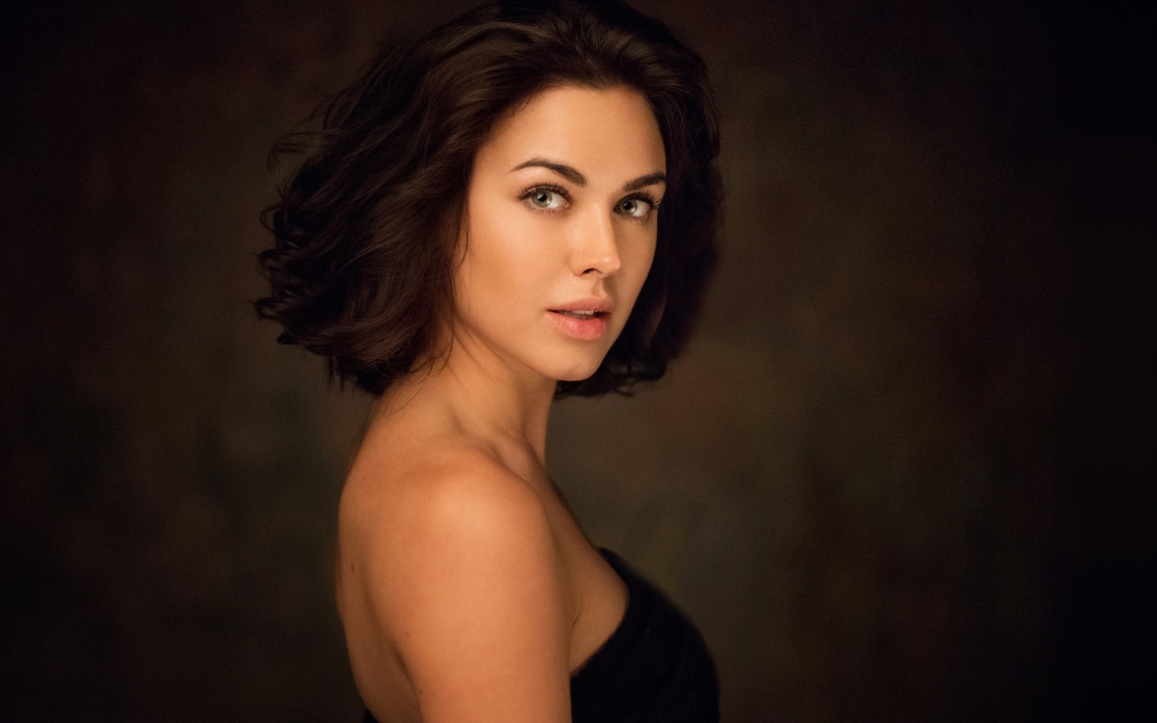 Красивая нежная девушка со стрижкой