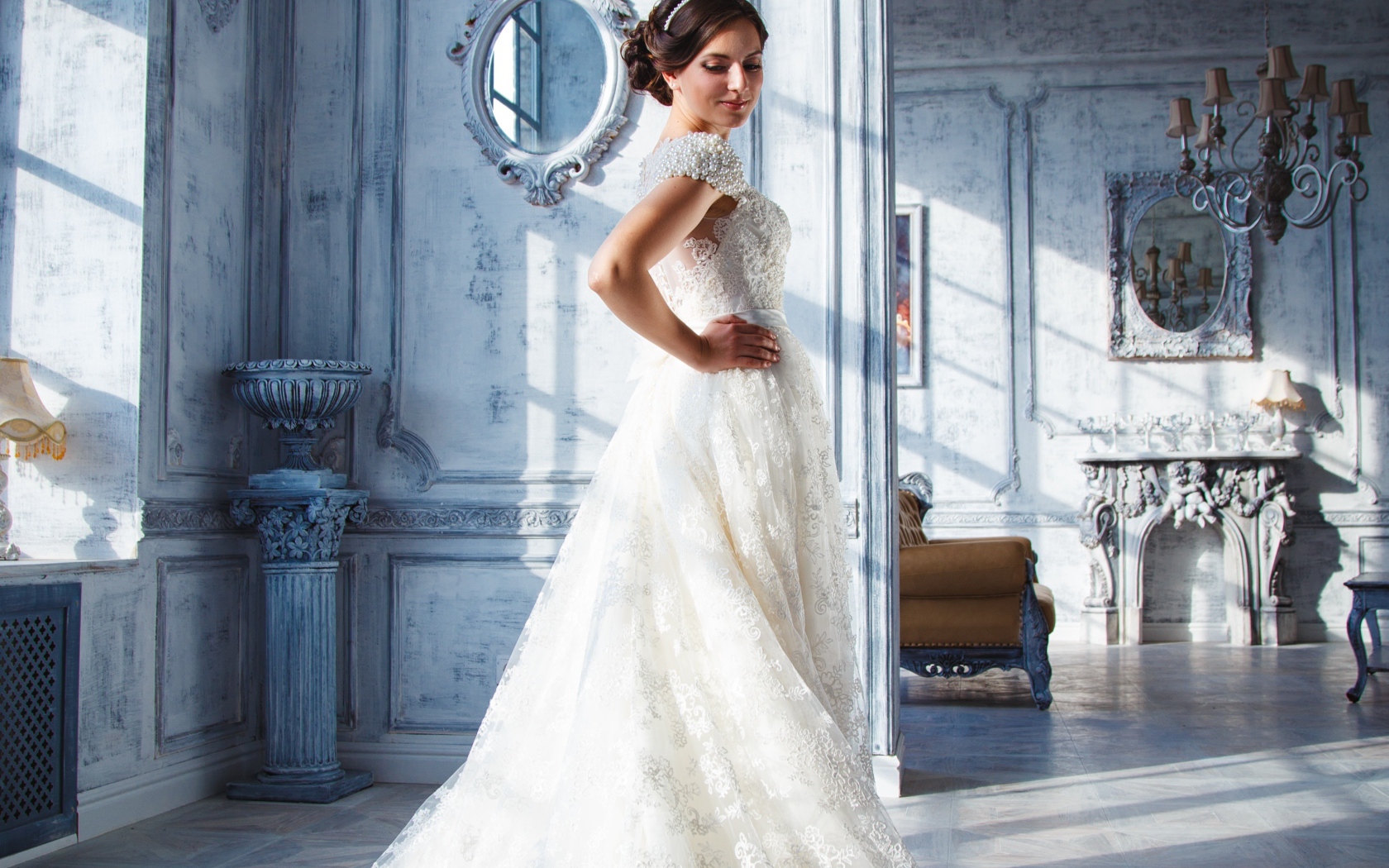 Красивая молодая девушка в шикарном белом свадебном платье