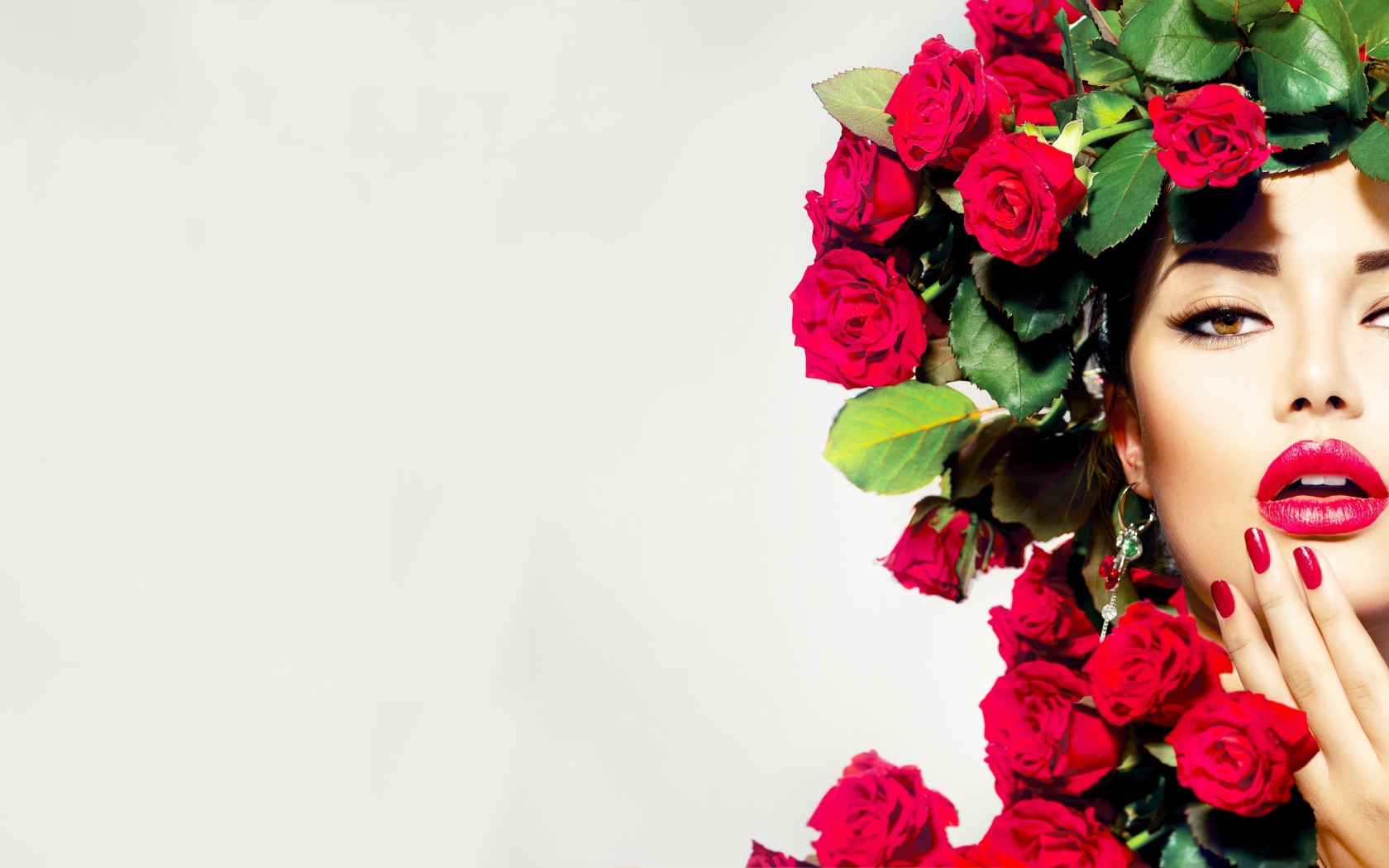 Красивая молодая девушка с венком из красных роз на голове