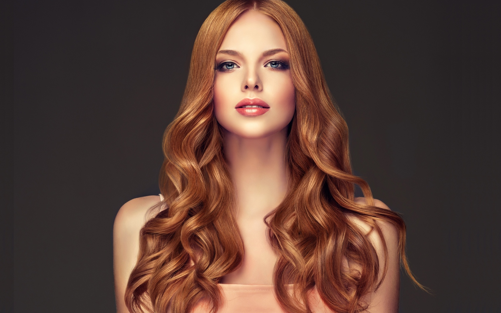 Очаровательная девушка с длинными волосами