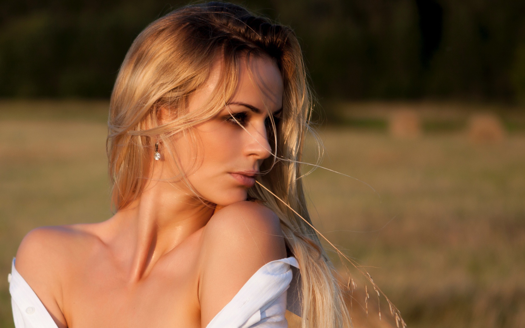 Нежная красивая девушка блондинка с колоском во рту