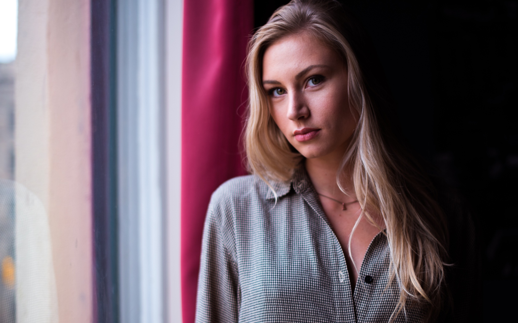 Нежная девушка блондинка у окна