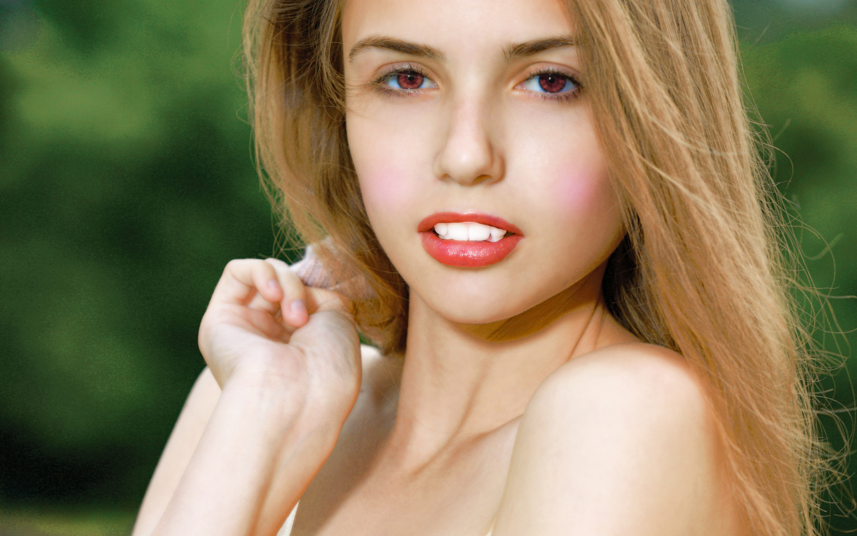 Нежная кареглазая девушка с длинными волосами