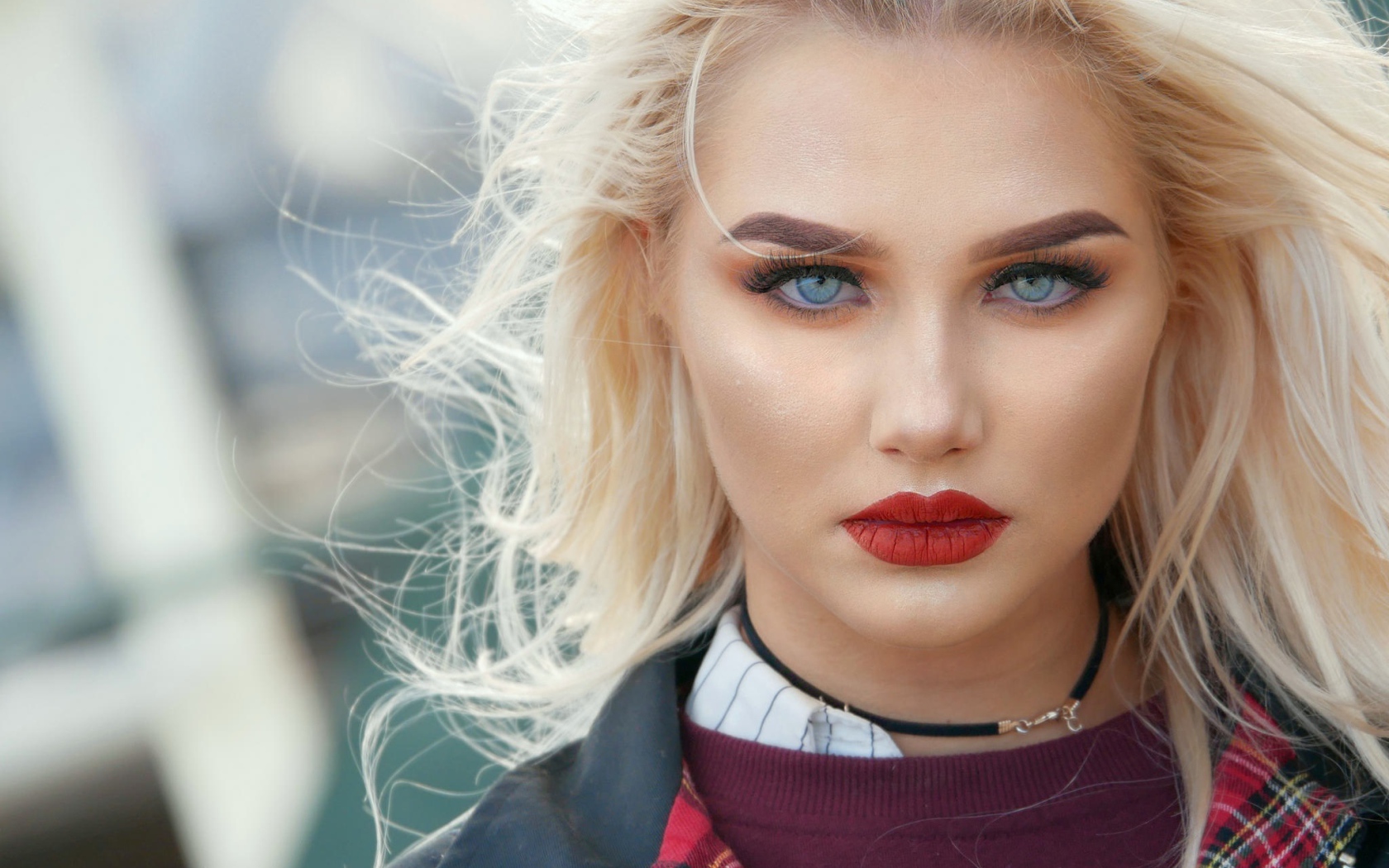 Эффектная голубоглазая блондинка с яркими красными губами