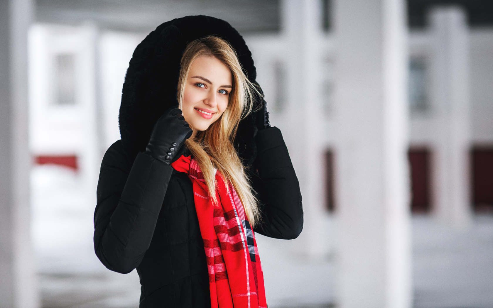 Модная улыбающаяся девушка в теплой куртке 