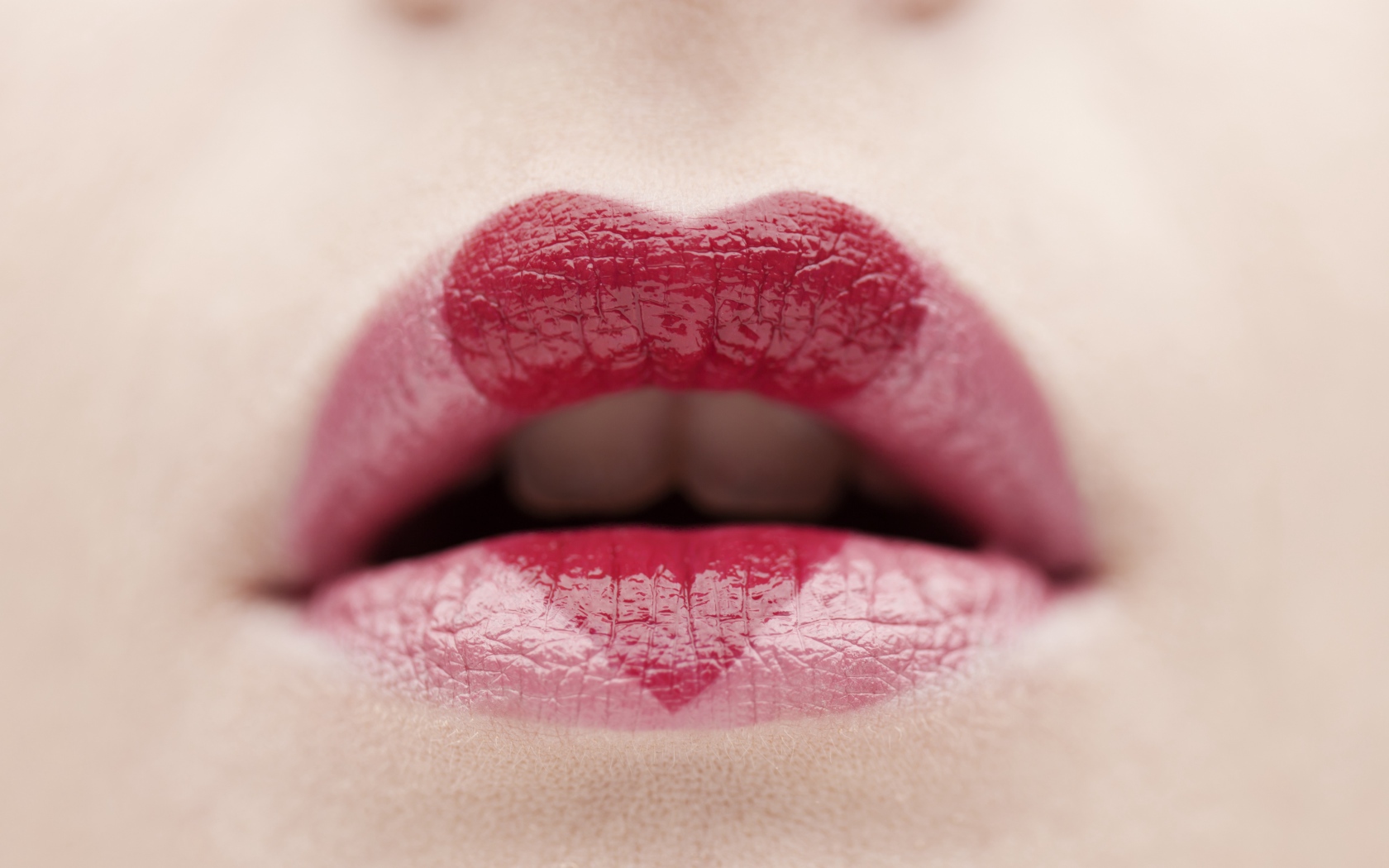 Сердце нарисовано губной помадой на губах 