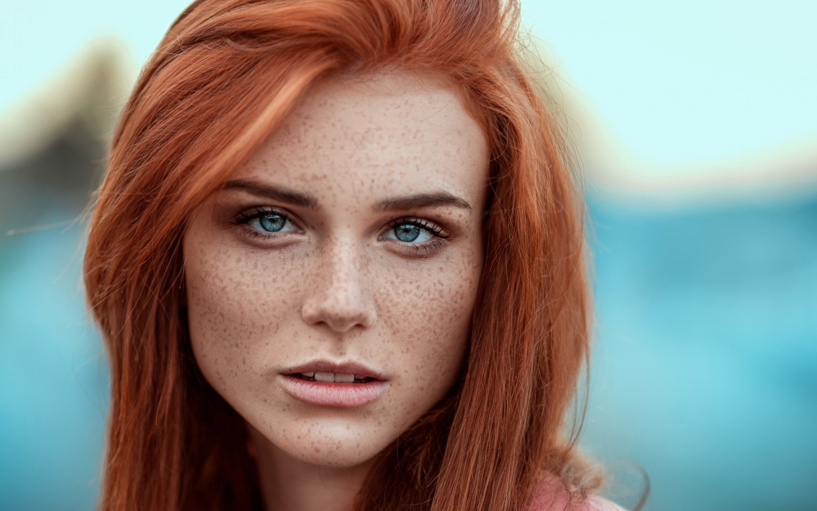 Рыжеволосая девушка голубоглазая девушка с веснушками 