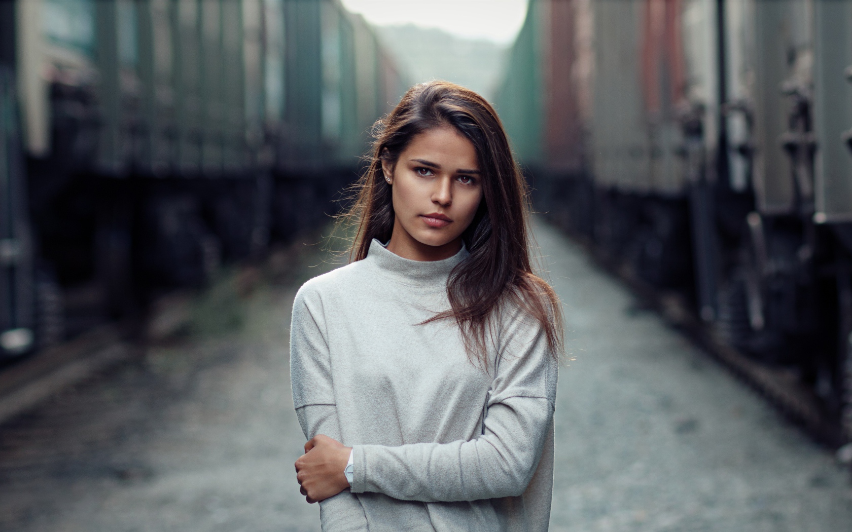 Грустная шатенка с карими глазами