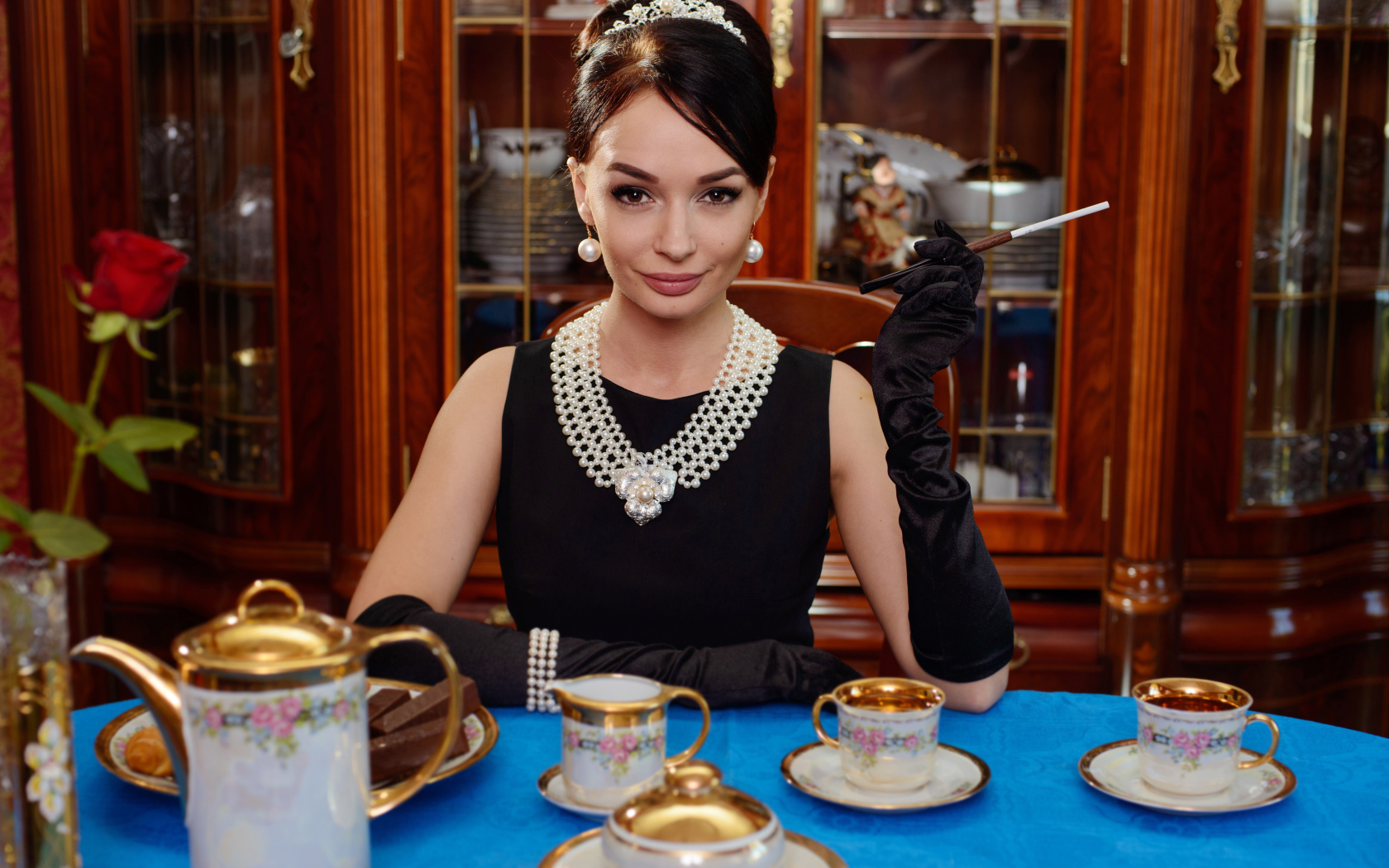 Стильная девушка в ретро стиле за столом с чаем