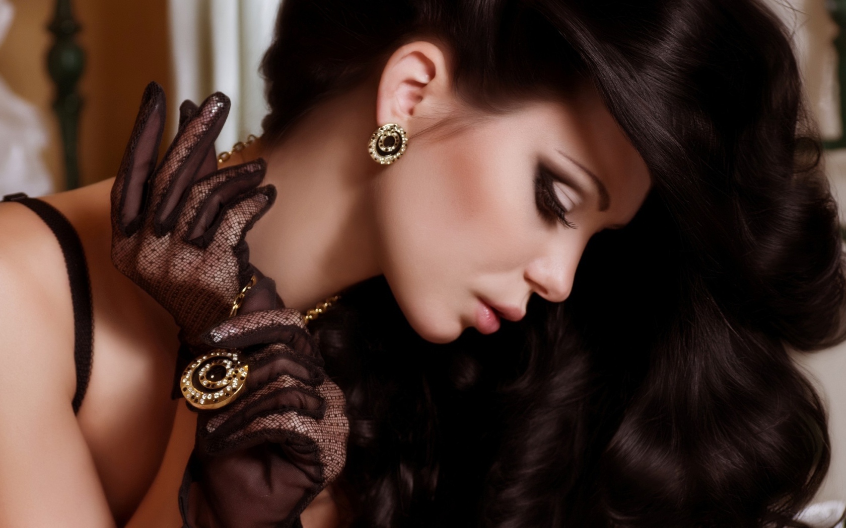 Стильная длинноволосая брюнетка с дорогими украшениями