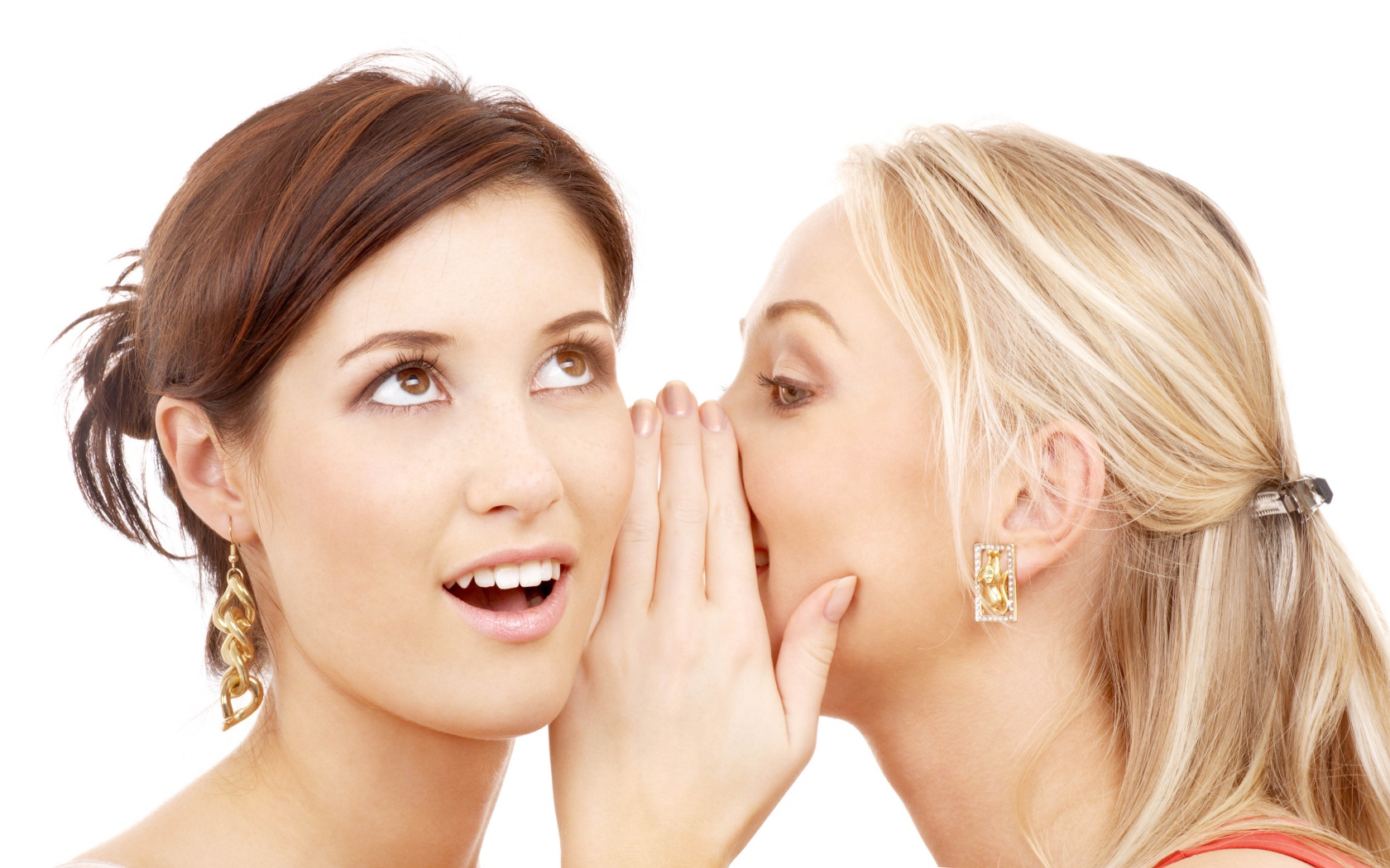 Две подруги делятся секретами на белом фоне 