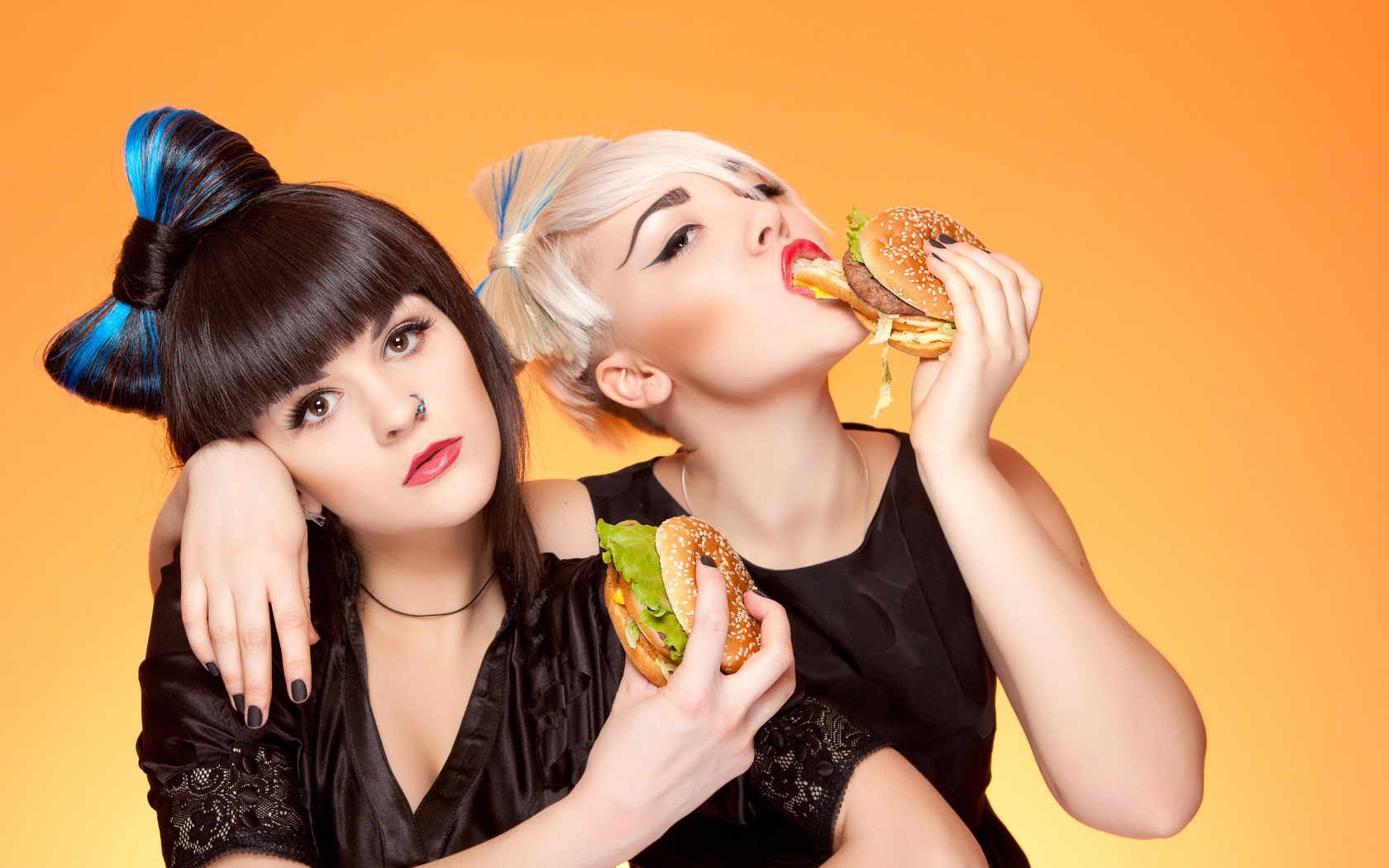 Две девушки с ярким макияжем с гамбургерами