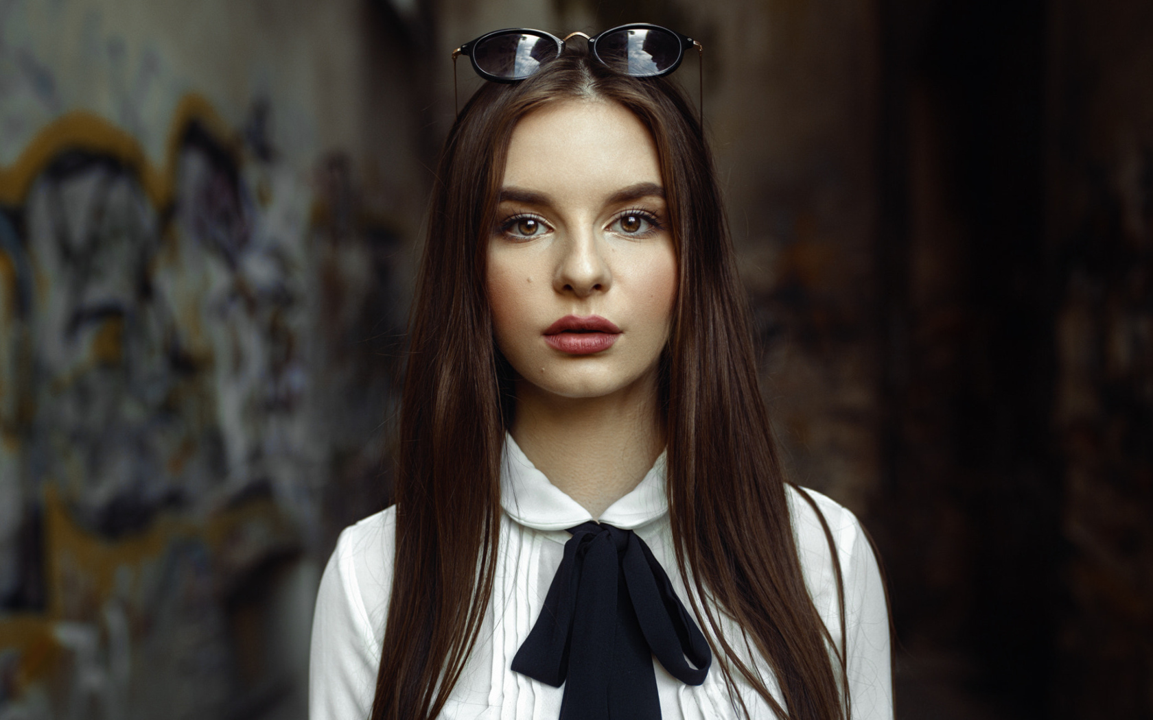 Молодая красивая девушка с очками на голове