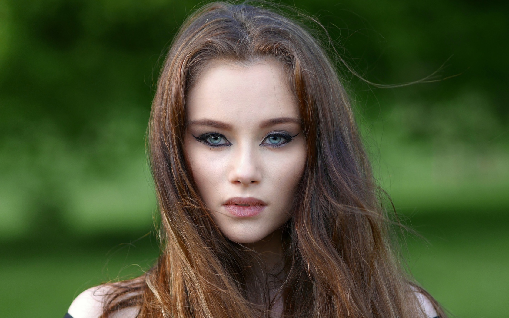 Молодая девушка с красивыми накрашенными глазами 