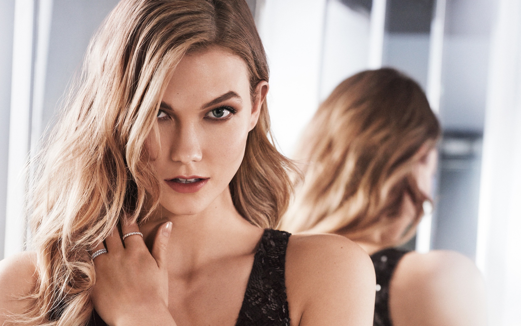 Супермодель Карли Клосс с кольцами на руке