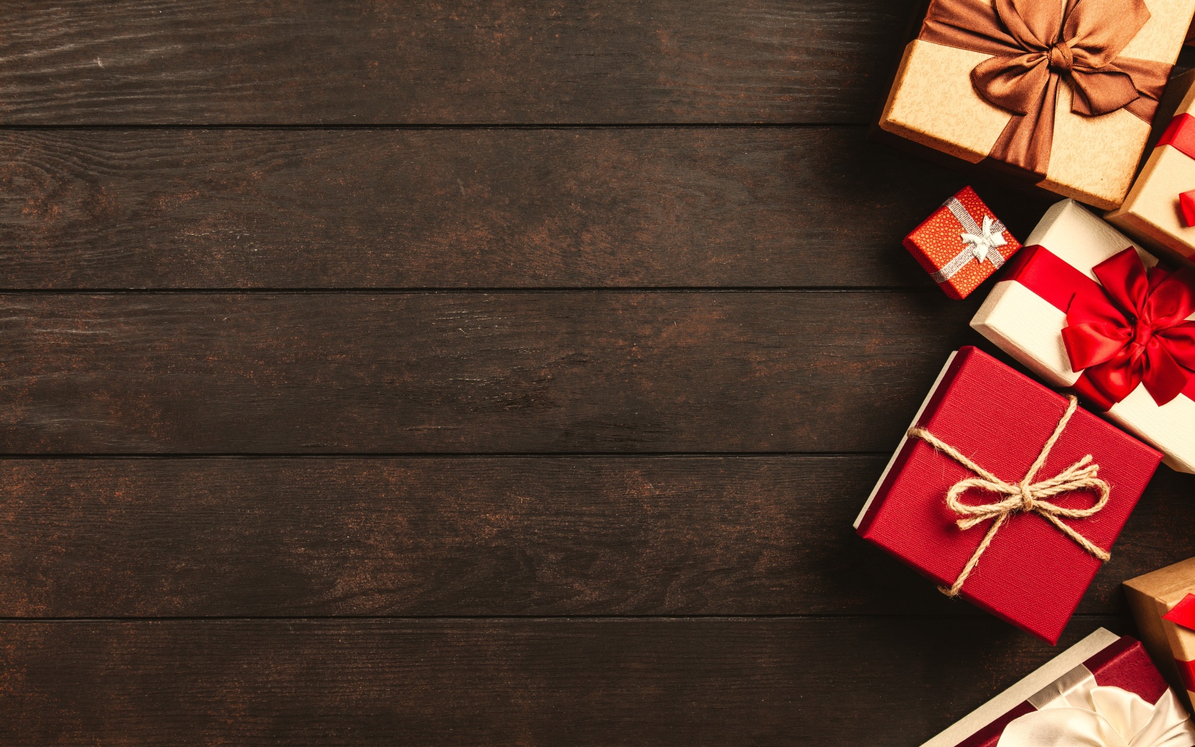 Много коробок с подарками на деревянном фоне, шаблон для открытки 