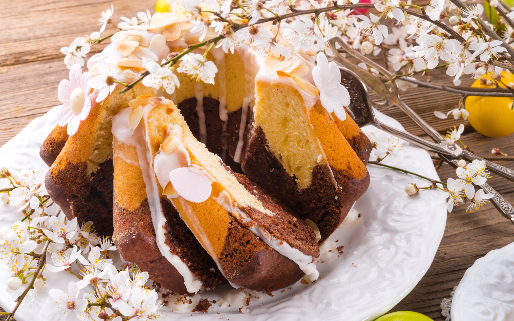 Вкусный пасхальный кулич с цветущей веткой абриса  на Светлый праздник Пасха