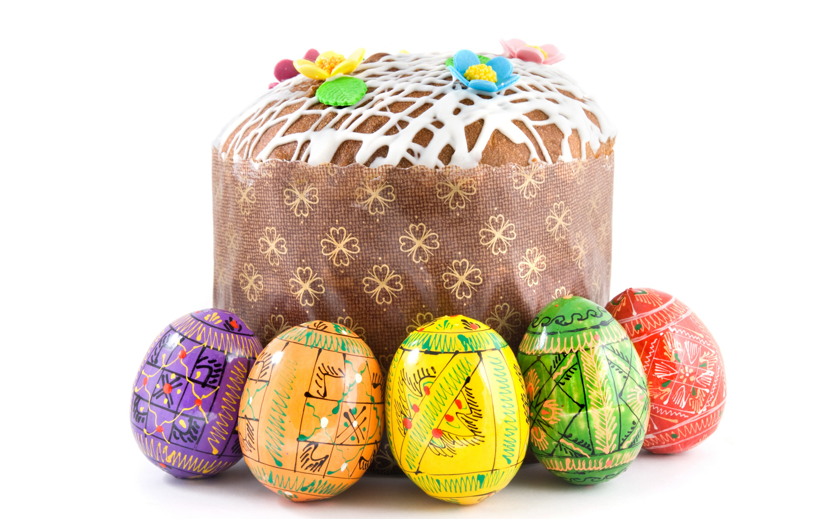 Пасхальный кулич с расписанными яйцами на белом фоне
