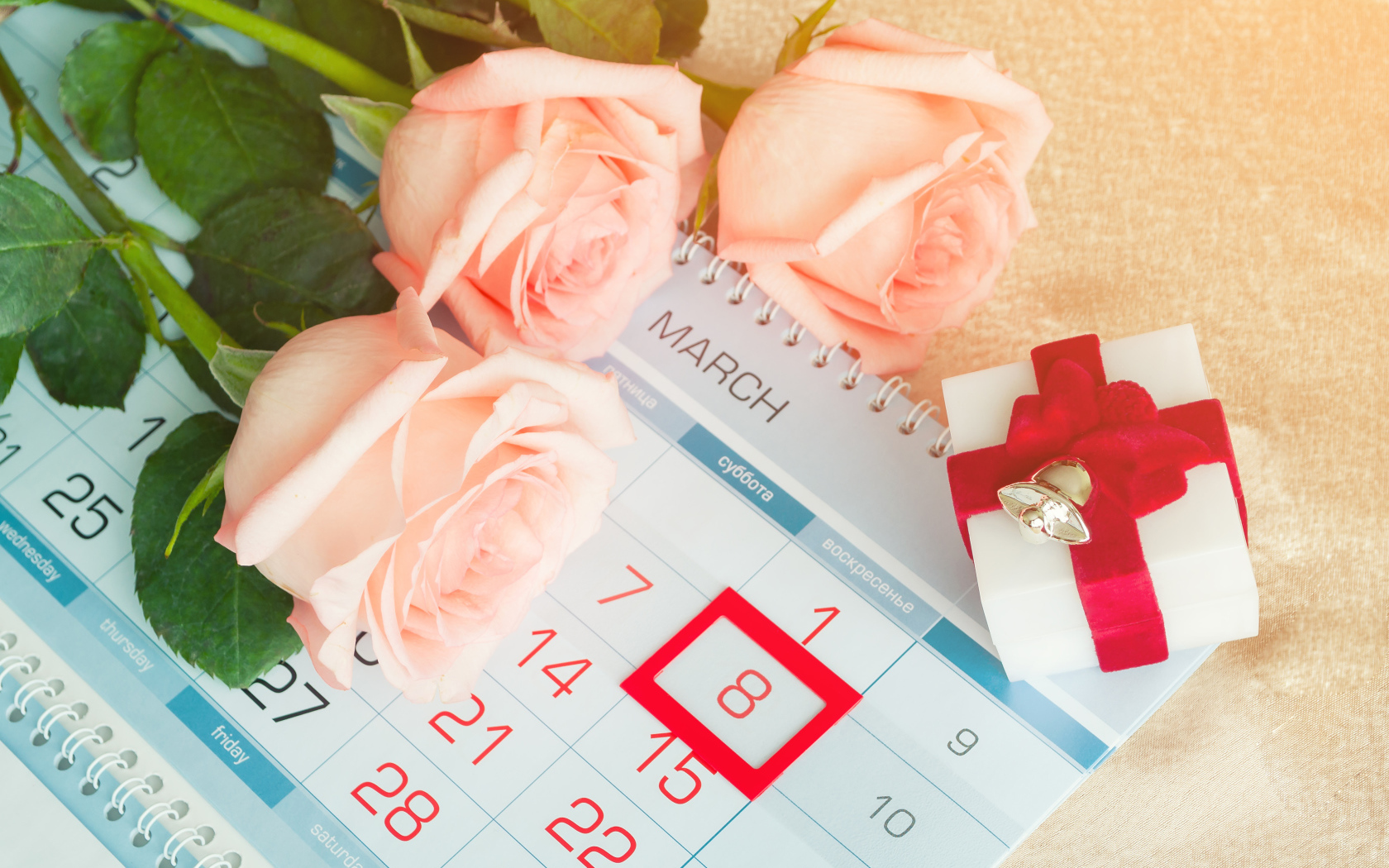 Три кремовых розы и подарок на Международный женский день 8 марта