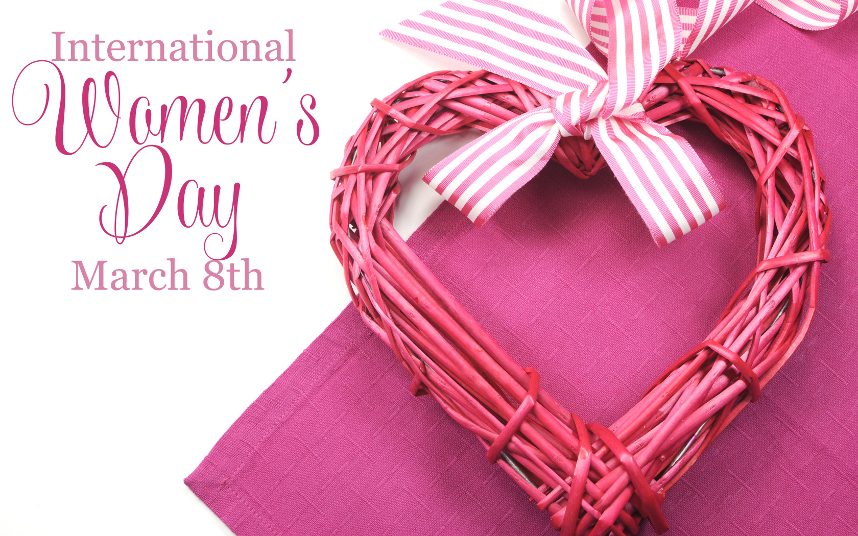 Плетеное розовое сердце в подарок на Международный женский день 8 марта