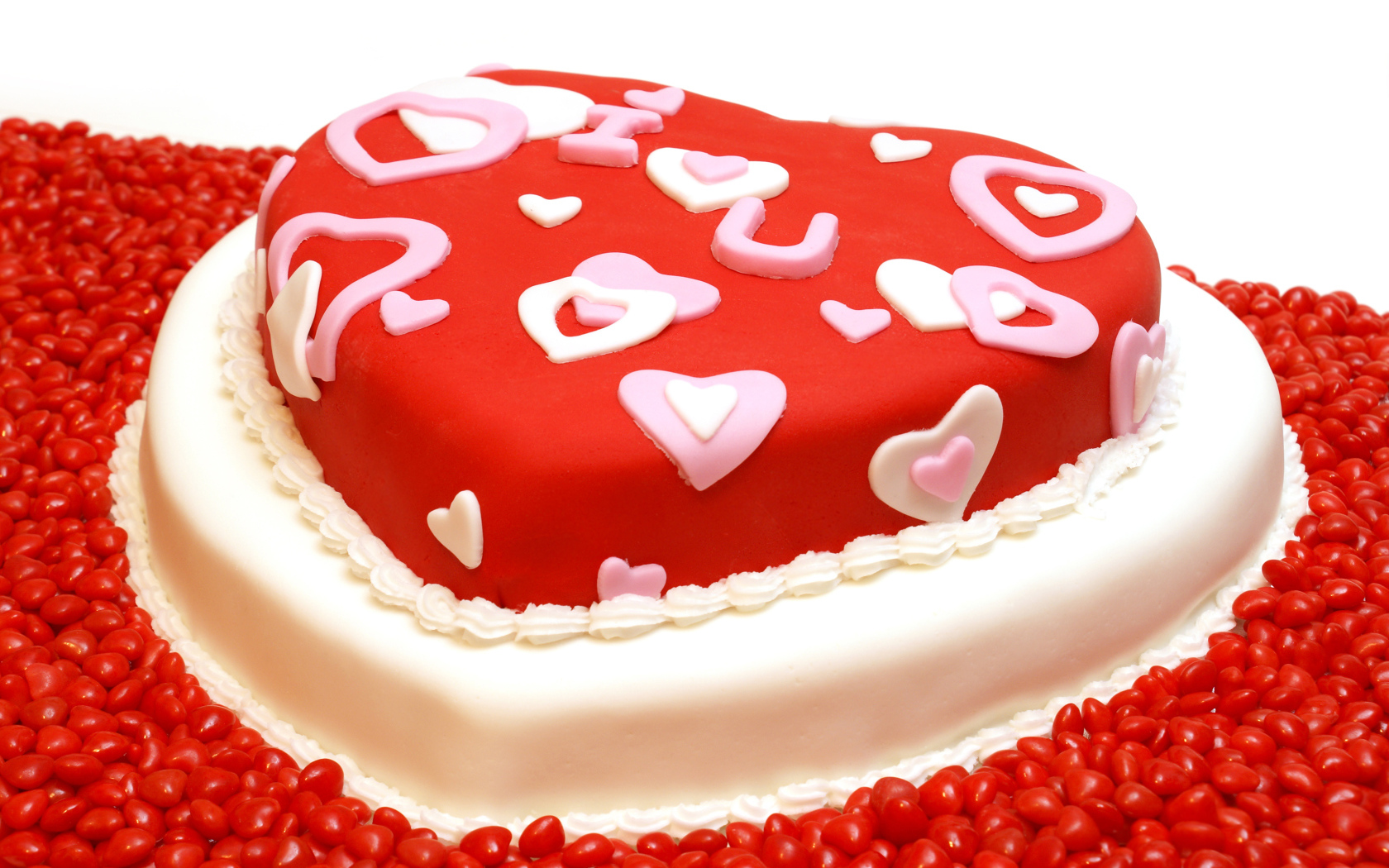 Большой красивый торт в форме сердца на День всех влюбленных 14 февраля
