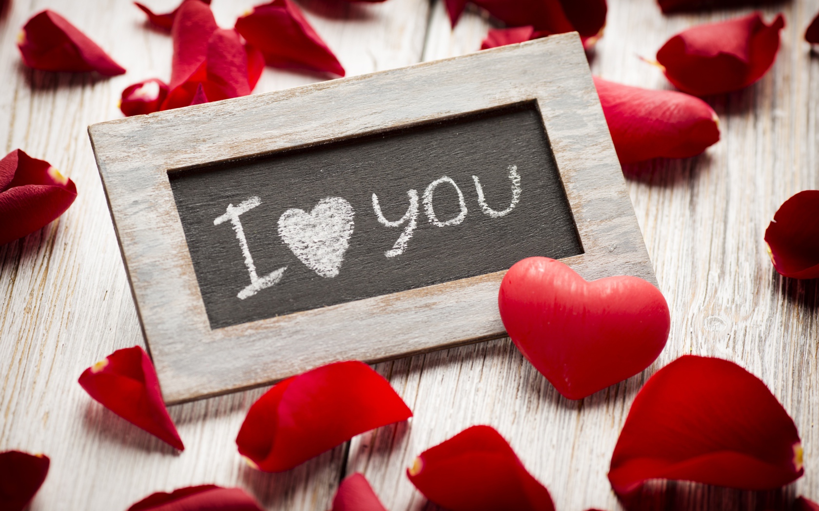 Деревянная рамка с лепестками роз и сердечком на День Святого Валентина