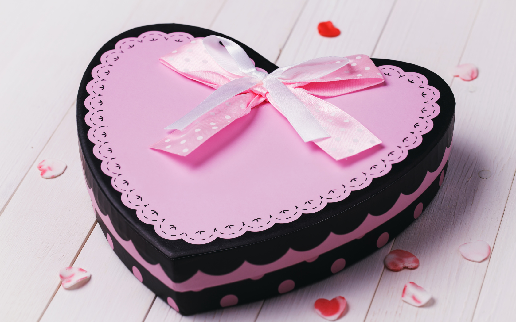 Большая подарочная коробка в форме сердца с розовым бантом