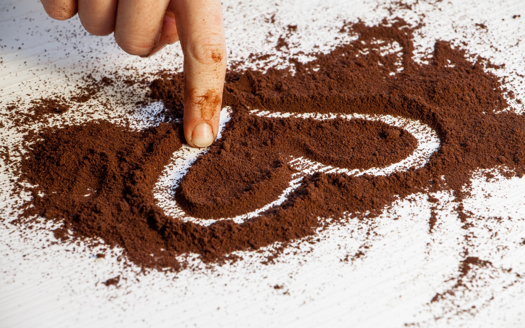 Сердце нарисовано на молотом кофе