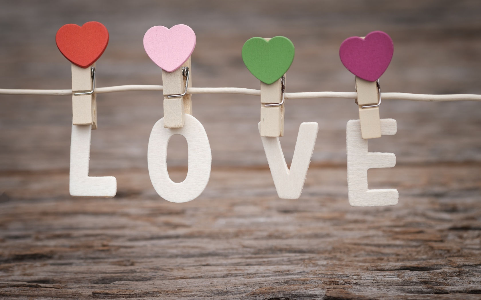 Буквы LOVE на прищепках на веревке