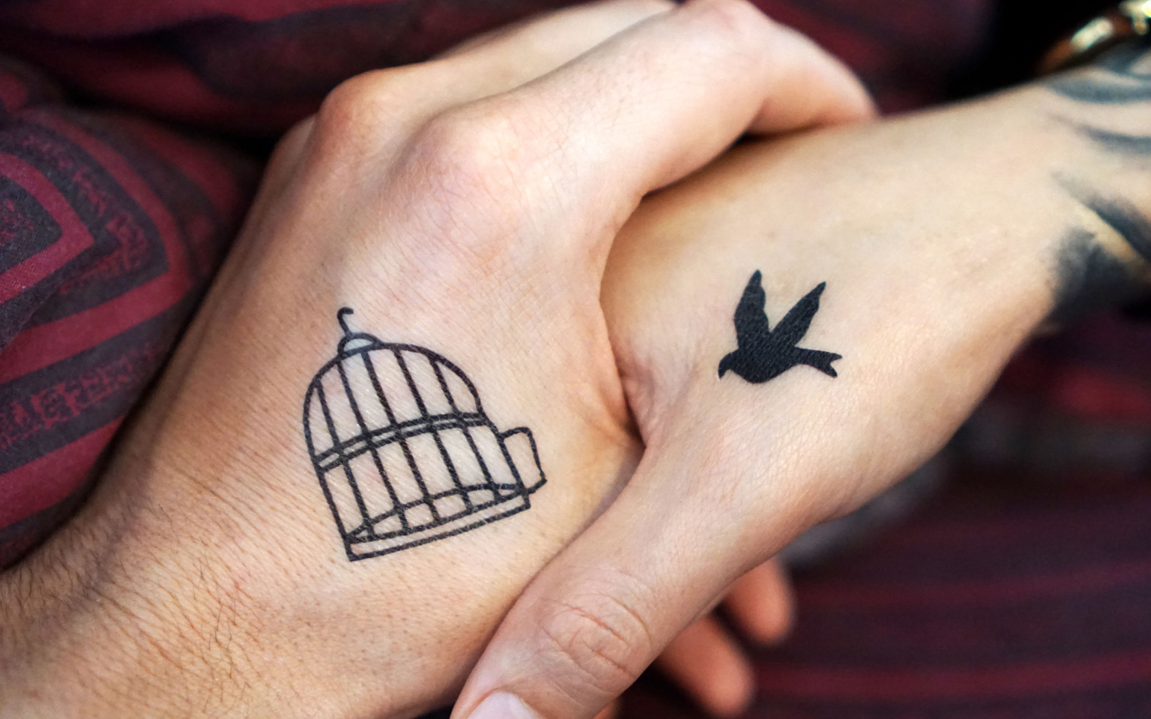 Влюбленная пара с татуировками на руках 