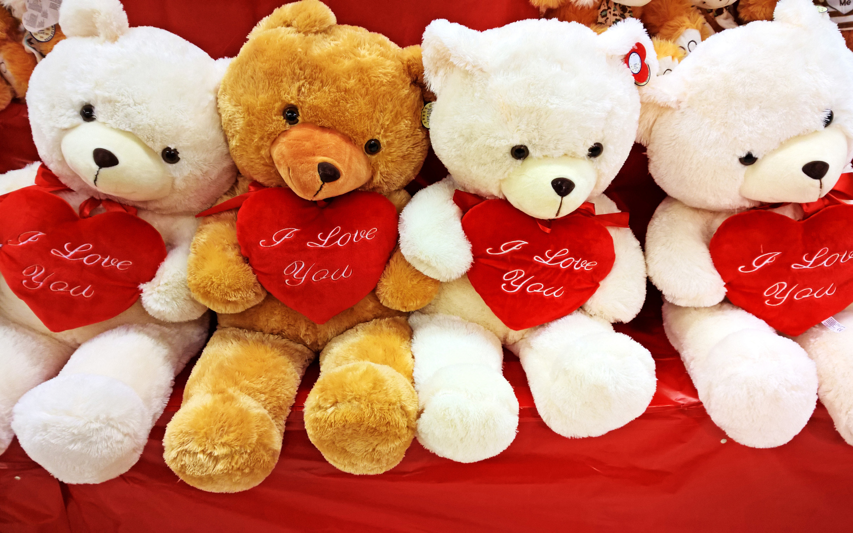 Плюшевые игрушечные мишки с сердечками