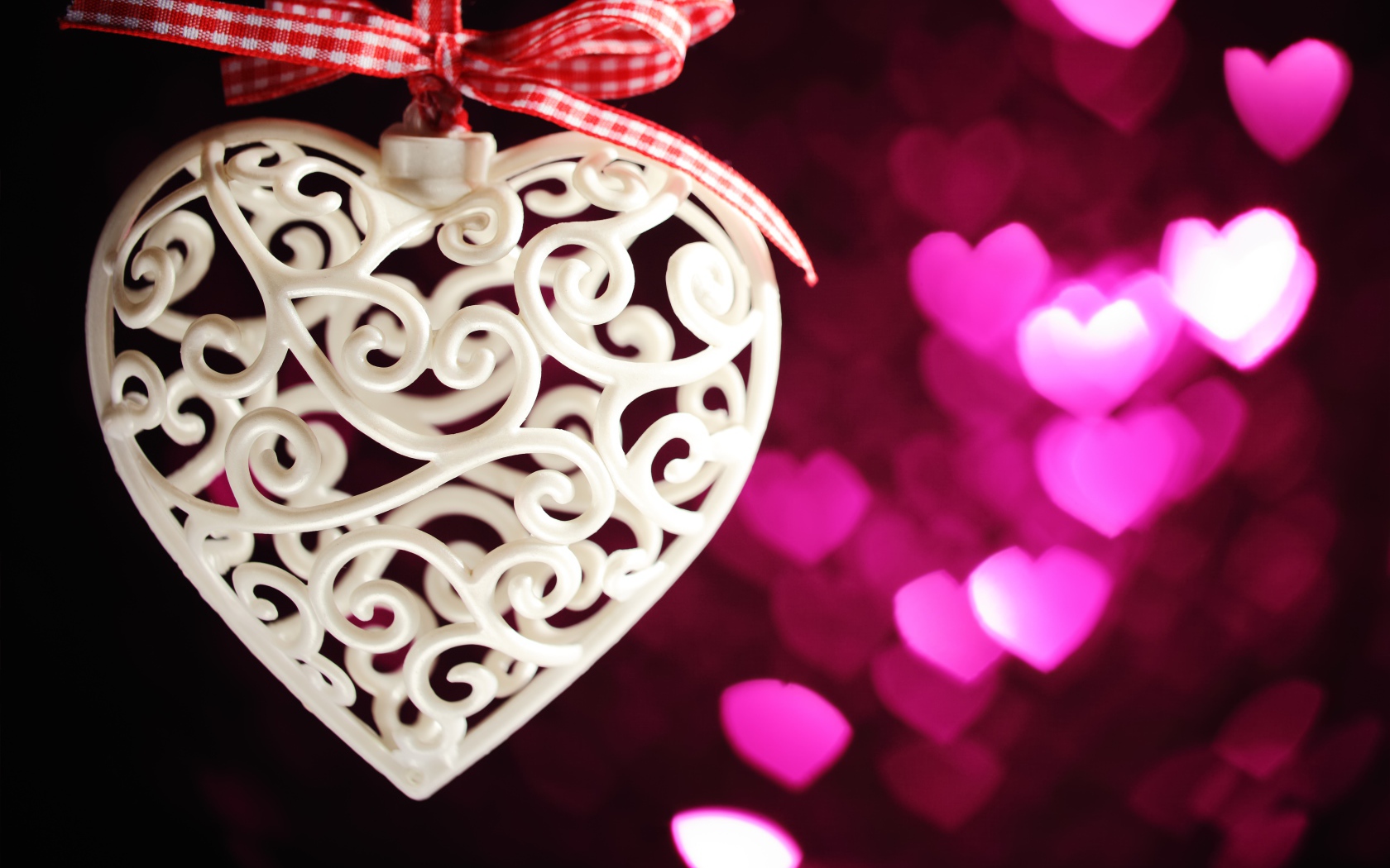 Плетеное белое сердце с бантом 