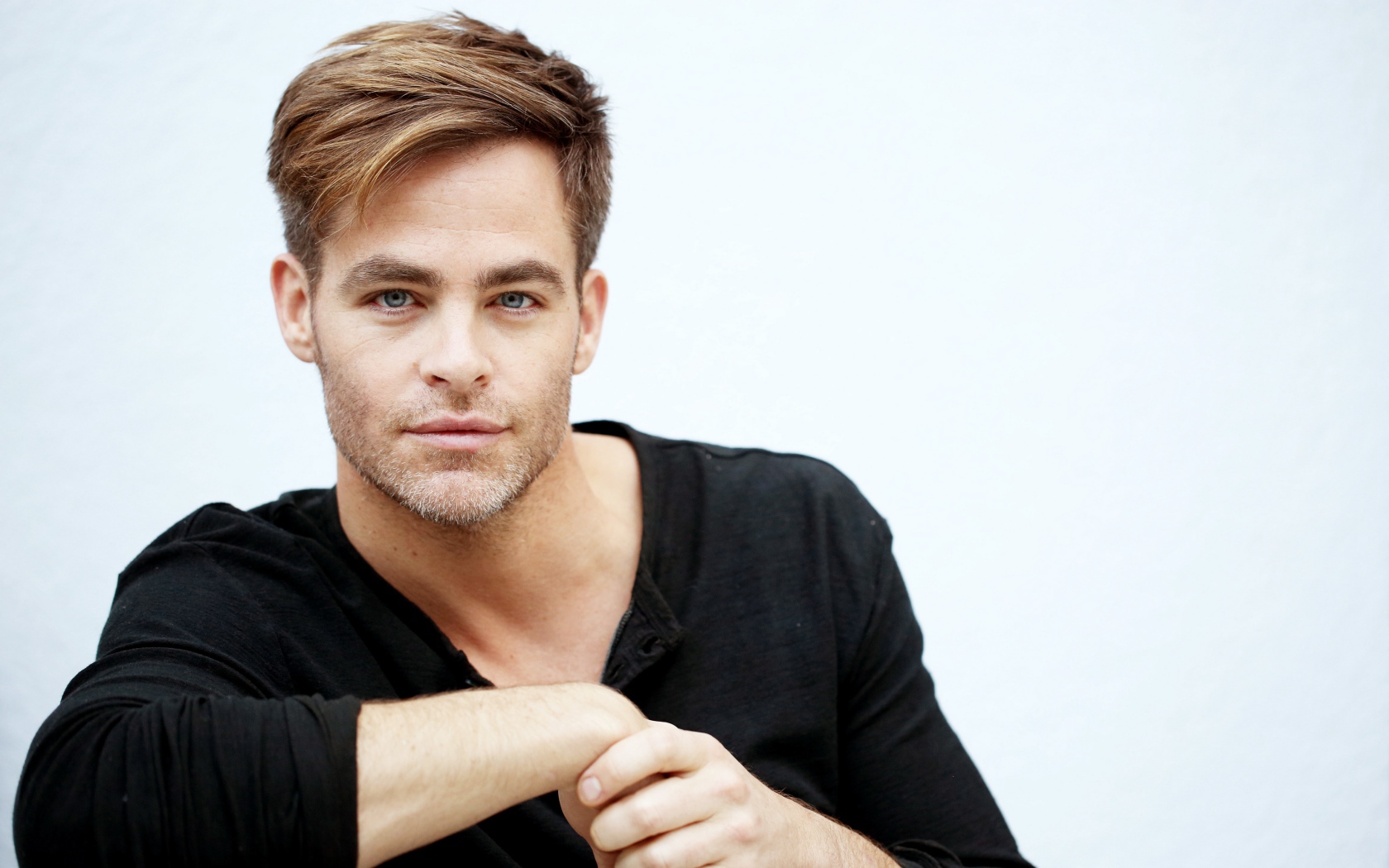 Красивый актер Крис Пайн в черной рубашке 