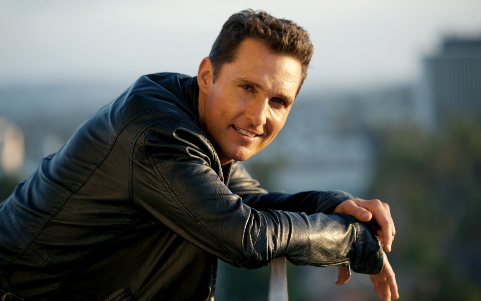 Красивый популярный актер Мэттью Макконахи в черной куртке 