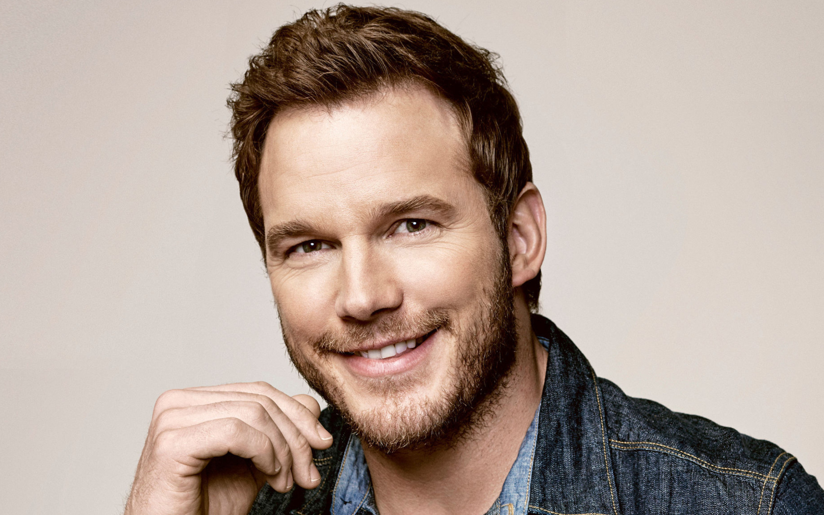 Популярный актер Крис Прэтт улыбается 