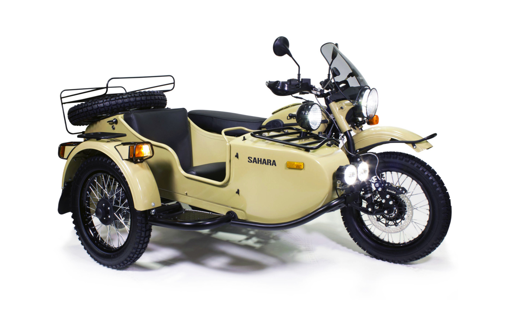 Тяжелый мотоцикл Ural Gear Up Sahara на белом фоне