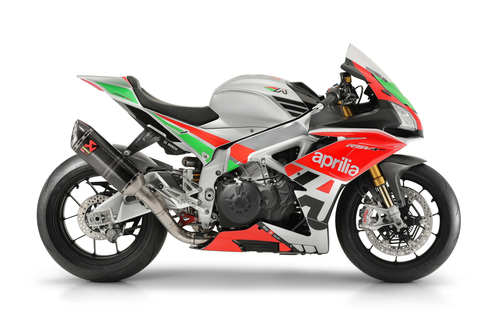 Мотоцикл Aprilia RSV4, 2018 на белом фоне